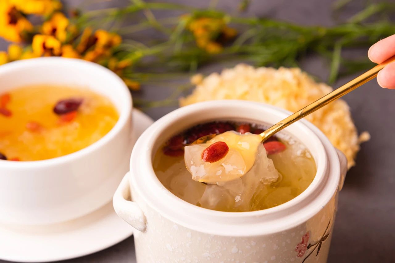 “中藥+奶茶”，這屆年輕人的養(yǎng)生局有多野？